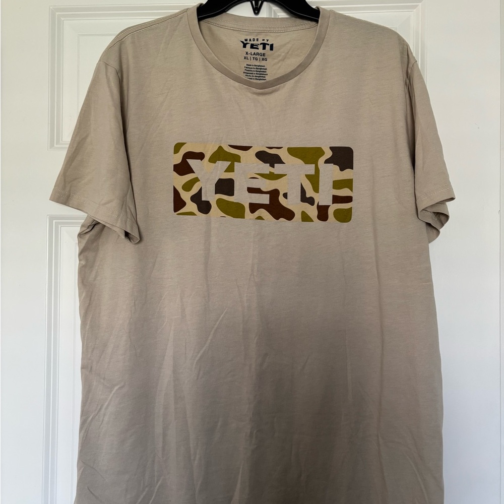 YETI Men's Beige Camo Graphic Tee